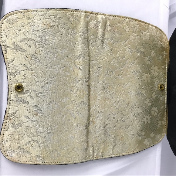 1940's Vintage Black Velvet Clutch with Gold Brocade Lining - Timeless Elegance - Picture 5 of 8